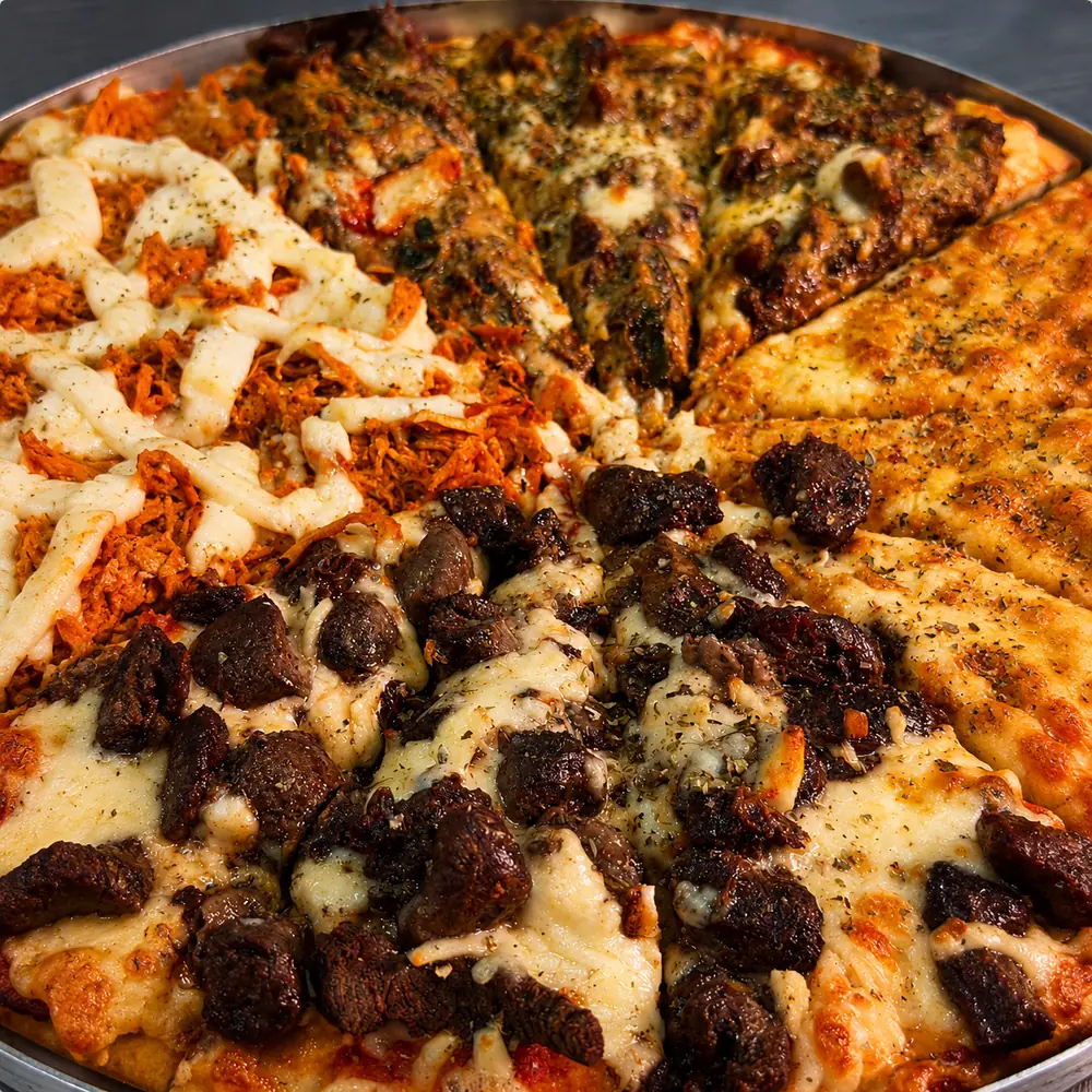 Pizza caprichada servida na Castanho's